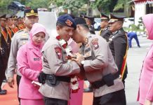 Pedang Pora Kombes Nugroho ke Kapolresta Barelang Kombes Ompusunggu Hikmat dan Haru Pedang Pora Kombes Nugroho ke Kapolresta Barelang Kombes Ompusunggu Hikmat dan Haru