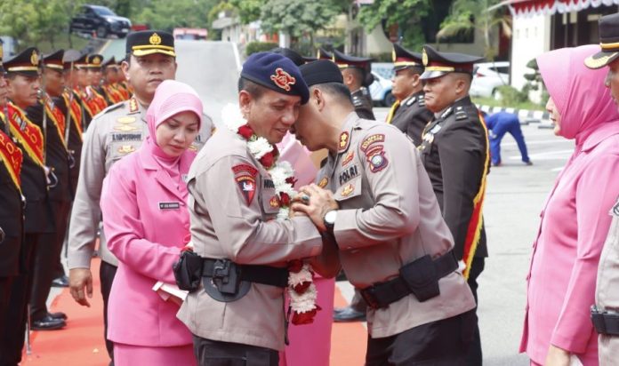 Pedang Pora Kombes Nugroho ke Kapolresta Barelang Kombes Ompusunggu Hikmat dan Haru
