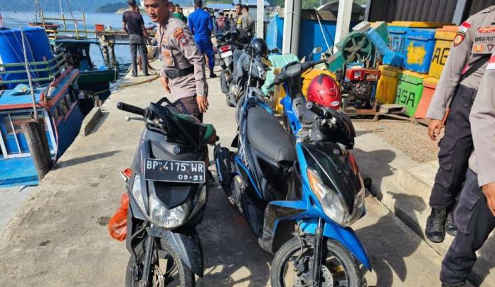 Satpolair Polres Anambas Berhasil Evakuasi 2 Sepeda Motor dari KM Samarinda
