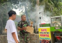 Langkah Maju, Prajurit TNI Kontribusi untuk Ekonomi Nasional Anggota TNI dari Kodim 0730/ Gunungkidul, Sertu Sarijo, sedang nyambi jualan sate kronyos usai menjalankan tugas dinas di Padukuhan Potrobayan, Kalurahan Srihardono, Kapanewon Pundong, Kabupaten Bantul, Minggu (30/6/2024).