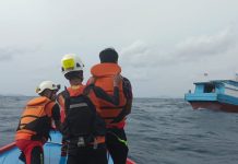 Terombang Ambing 5 Hari, Tim SAR Natuna Evakuasi AKB KM Hanjaya 1 di Perairan Jemaja Tim SAR Natuna Evakuasi AKB KM Hanjaya 1 di Perairan Jemaja
