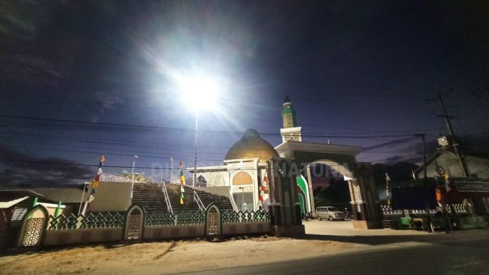Sisi masjid Terang sentuah Penerangan Jalan Umum (PJU) Sisi masjid Terang sentuah Penerangan Jalan Umum (PJU)