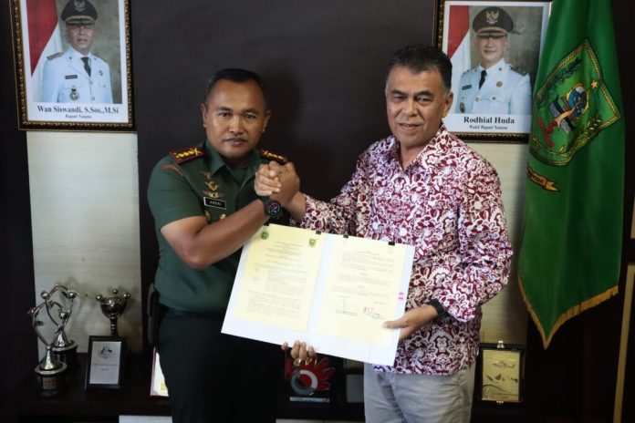 Pemerintah Kabupaten Natuna secara resmi menyerahkan hibah tanah kepada Komando Distrik Militer 0318 Natuna, Kamis (25/7/2024). Pemerintah Kabupaten Natuna secara resmi menyerahkan hibah tanah kepada Komando Distrik Militer 0318 Natuna, Kamis (25/7/2024).