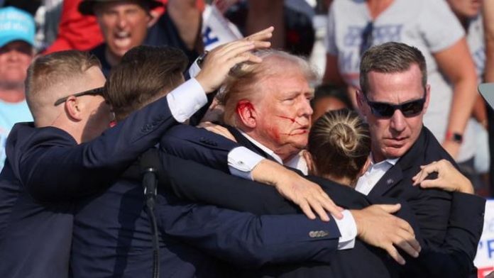 Trump Ajak Pendukung Sumbang Dana Lewat Foto 'Ikonik' Pasca Insiden Penembakan