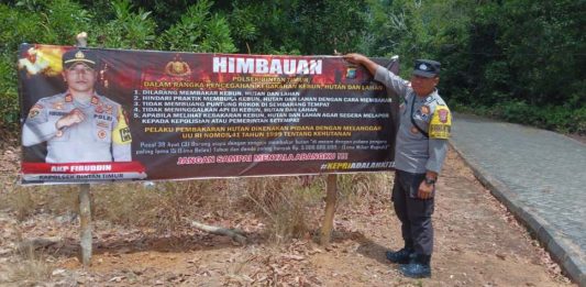 Bhabinkamtibmas Desa Kelong Bintan Pasang Spanduk Karhutla