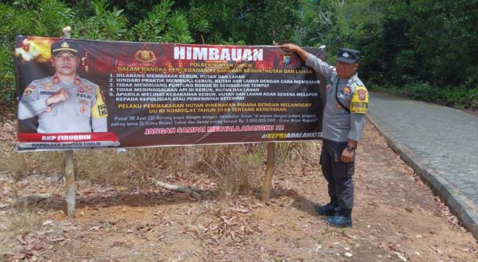Bhabinkamtibmas Desa Kelong Bintan Pasang Spanduk Karhutla