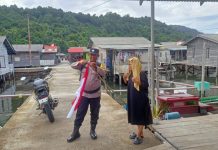 Sambut HUT RI Ke-79, Bhabinkamtibmas Desa Kuala Maras Bagikan Bendera Merah Putih Bhabinkamtibmas Desa Kuala Maras Bagikan Bendera Merah Putih