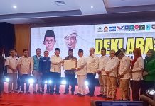 Deklarasi dan Pendaftaran Balon Gubernur Ansar Ahmad dan Nyanyang Haris Deklarasi dan Pendaftaran Balon Gubernur Ansar Ahmad dan Nyanyang Haris