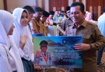Gubernur Ansar Serahkan Bantuan Rp142 Miliar untuk Tanjungpinang Timur dan Bukit Bestari Gubernur Ansar Serahkan Bantuan Rp142 Miliar untuk Tanjungpinang Timur dan Bukit Bestari