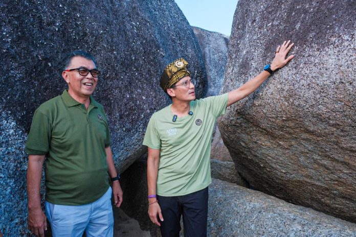 Sandiaga Salahudin Uno melihat lebih dekat batu purba pulau Natuna