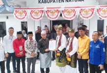 Wan Siswandi Solid Gandeng Rodhial Huda Daftar ke KPU Natuna, Targetkan Lanjutkan Pembangunan Pasangan petahana Wan Siswandi dan Rodhial Huda (WS-RH) resmi mendaftarkan diri kembali sebagai Calon Bupati dan Wakil Bupati Natuna periode 2024-2029 ke Komisi Pemilihan Umum (KPU)