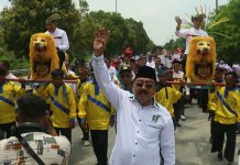 Daftar ke KPU, Calon Bupati dan Wakil Bupati Karimun IsRock Ditandu Sisingaan