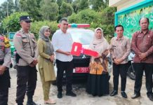 Secercah Harapan di Pulau Terpencil, Ambulans Baru Membawa Asa bagi Warga Natuna Bupati Natuna, Wan Siswandi, menyerahkan satu unit mobil ambulans dan satu unit kendaraan dinas roda dua (Puskesmas Keliling) kepada Puskesmas Pulau Tiga Barat