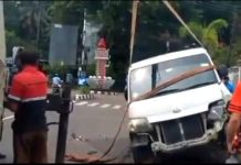 Kecelakaan Tunggal di Tugu Pahlawan Tanjungpinang: Rem Blong, Mobil Gran Max Tabrak Pagar Gedung Kecelakaan Tunggal di Tugu Pahlawan Tanjungpinang: Rem Blong, Mobil Gran Max Tabrak Pagar Gedung
