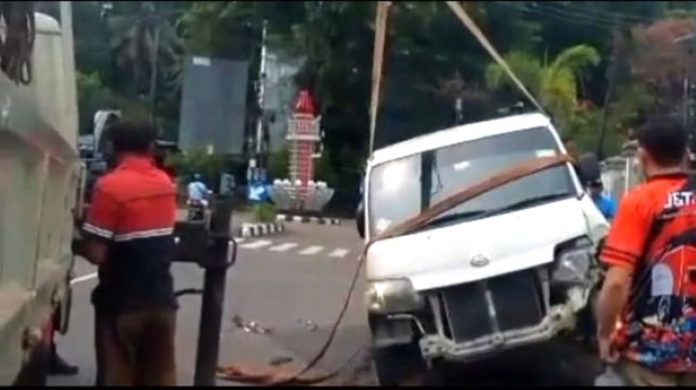 Kecelakaan Tunggal di Tugu Pahlawan Tanjungpinang: Rem Blong, Mobil Gran Max Tabrak Pagar Gedung