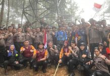Polres Bintan Hiking Pasang Kibarkan Bendera Merah Putih di Puncak Gunung Bintan Polres Bintan Hiking Pasang Kibarkan Bendera Merah Putih di Puncak Gunung Bintan