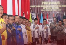 Usai Deklarasi dengan Ratusan Pendukung, Paslon Aneng-Raja Bayu Daftar ke KPU Anambas Paslon Aneng-Raja Bayu Daftar ke KPU Anambas