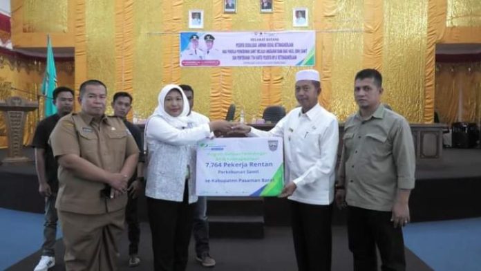 Pemkab Pasaman Barat Serahkan 7.764 Kartu BPJS Ketenagakerjaan kepada Petani Pekebun Sawit