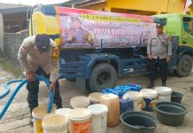 Polsek Bintan Timur Bantu Warga Kekurangan Air Bersih di Kampung Bina Desa Sungai Lekop Polsek Bintan Timur Bantu Warga Kekurangan Air Bersih di Kampung Bina Desa Sungai Lekop