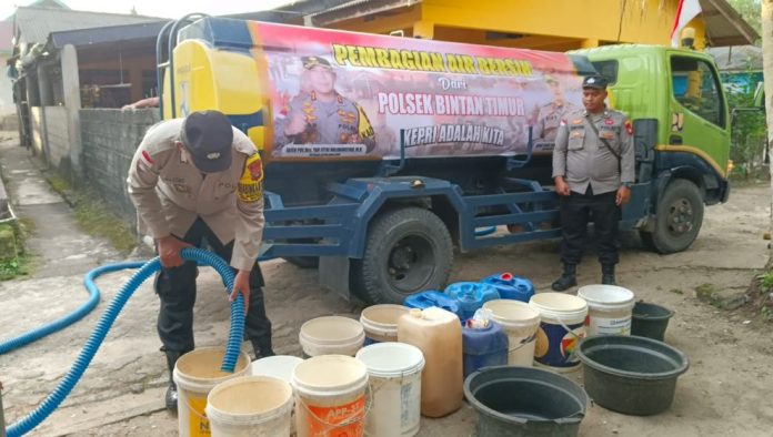Polsek Bintan Timur Bantu Warga Kekurangan Air Bersih di Kampung Bina Desa Sungai Lekop