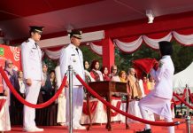 Merah Putih Berkibar di Natuna, Air Mata Haru Warnai Perayaan HUT ke-79 RI Bendera Merah Putih Peringatan Hari Kemerdekaan Republik Indonesia ke-79 yang dilaksanakan di Alun-alun Pantai Piwang, Sabtu (17/8/2024)