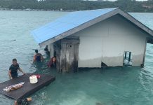 Gerak Cepat Tim TNI Polri Evakuasi Rumah Warga Roboh Diterjang Angin di Jemaja Gerak Cepat Tim TNI Polri Evakuasi Rumah Warga Roboh Diterjang Angin di Jemaja