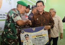 Gubernur Ansar Bagikan Insentif Rp2 Juta ke 954 Personil TNI Polri Gubernur Ansar Bagikan Insentif Rp2 Juta ke 954 Personil TNI Polri