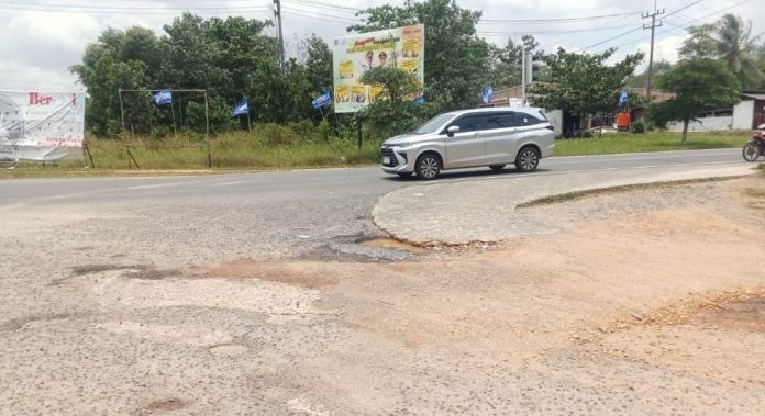 Jalan Rusak di Simpang Tembeling Bintan