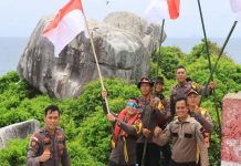 Kapolres Anambas AKBP Raden Ricky Pimpin Pengibaran Bendera di Pulau Tokong Nanas Kapolres Anambas AKBP Raden Ricky Pimpin Pengibaran Bendera di Pulau Tokong Nanas
