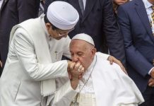 Video dan Foto Luar Biasa Ketika Paus Fransiskus Cium Tangan dan Imam Besar Masjid Istiqlal Cium Kening Paus Fransiskus
