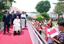 Presiden Jokowi dan Ratusan anak-anak Sambut Sri Paus Fransiskus di Istana Merdeka Sri Paus Fransiskus