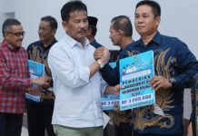 Walikota Batam Serahkan Insentif RT/RW se-Kecamatan Batuaji Walikota Batam Serahkan Insentif RT/RW se-Kecamatan Batuaji