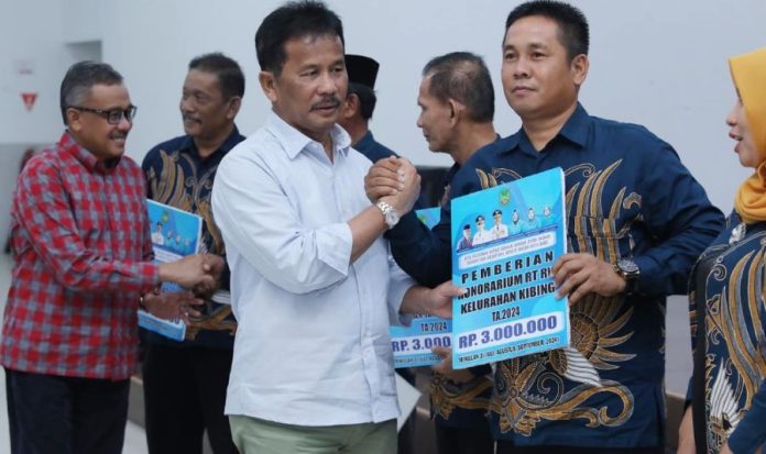 Walikota Batam Serahkan Insentif RT/RW se-Kecamatan Batuaji