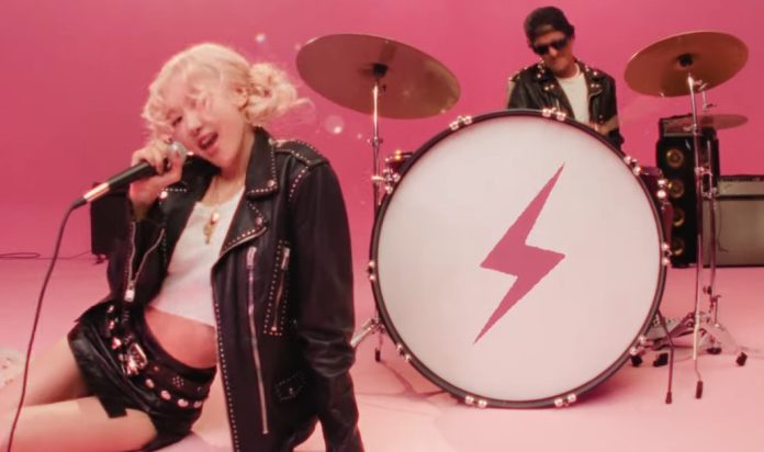 APT Rose Blackpink dan Bruno Mars