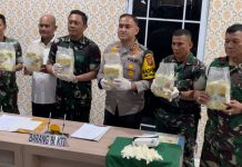 Sabu Bernilai Miliaran Rupiah, Dilimpahkan ke Polres Karimun Penemuan 9,343 kilogram tak bertuan, oleh seorang nelayan bernama Kim Ju (60), warga RT.02, RW.08, Kelurahan Pasir Panjang, Kecamatan Meral Barat, Kabupaten Karimun, di pesisir pantai, pada Rabu (23/10/2024), selanjutnya dilimpahkan kepada Satnarkoba Polres Karimun.(Foto: Aman)
