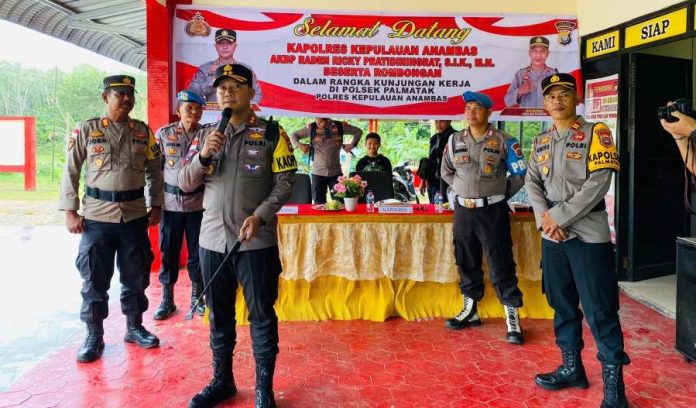 Kapolres Anambas di Polsek Palmatak Kunker Kapolres Anambas ke Polsek Palmatak untuk Bagikan Sembako ke Warga