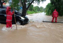 Ditengah Banjir, Personil Samapta Polresta Barelang Evakuasi Pohon Tumbang Personel Samapta