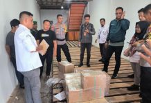 Polres Anambas Kawal Ketat Kedatangan Surat Suara Gubernur Kepri di Tarempa Polres Anambas Kawal Ketat Kedatangan Surat Suara Gubernur Kepri di Tarempa