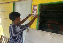 Warga Penyengat, Tempel Stiker Rudi-Rafiq di Pintu Rumah Warga Penyengat Tanjungpinang