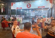 Dukungan Akar Rumput Natuna Mengalir Deras untuk Pasangan WS-RH, Posko Pemenang Selalu Ramai Ketua Demokrat Kabupaten Natuna Erianto bersama sahabat WS RH di Posko Induk
