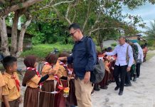 Pemerintah Pusat Lancarkan Makan Bergizi, WS-RH Natuna Siapkan Baju Seragam Sekolah Gratis Wan Siswandi bersama Rodhial Huda sorang birokrat dan kapten kapal