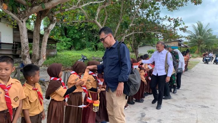 Wan Siswandi bersama Rodhial Huda sorang birokrat dan kapten kapal Wan Siswandi bersama Rodhial Huda sorang birokrat dan kapten kapal