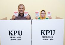 Bersama Istri, Bupati Aunur Rafiq Mencoblos di TPS 008 Sungai Lakam Karimun Bersama Istri, Bupati Aunur Rafiq Mencoblos di TPS 008