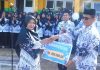 Peringatan Hari Guru Ke -79, Kepsek SMAN 1 Lubuksikaping Mardanis Serahkan Hadiah Sayembara kepada pemenang