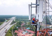 Jaringan XL Axiata Siap Sambut Nataru 2025 Teknisi XL Axiata sedang melakukan pemeriksaan perangkat BTS