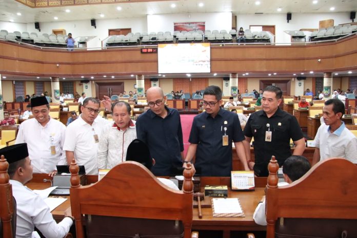 Paripurna DPRD Batam Bahas Ranperda Angkot dan Perubahan Pendidikan Dasar 2 Paripurna DPRD Batam Bahas Ranperda Angkot dan Perubahan Pendidikan Dasar