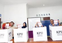 Sekda Jefridin Lakukan Pencoblosan di TPS 12 Kelurahan Patam Lestari Sekupang Sekretaris Daerah Kota Batam, Jefridin, M.Pd. melakukan pencoblosan di TPS 12 Kelurahan Patam Lestari Kecamatan Sekupang