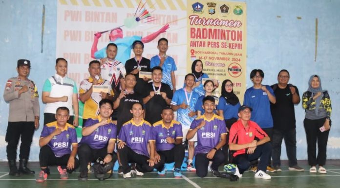 Turnamen Badminton Ke-I PWI Bintan Sukses Digelar, Tim Burung Hantu Juara