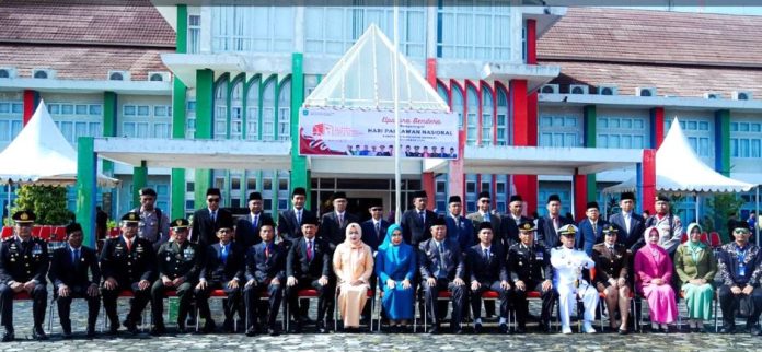 Bupati Abdul Haris Inspektur Upacara Peringatan Hari Pahlawan