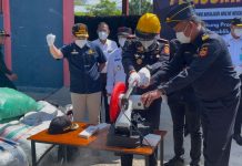 Bea Cukai Karimun Hancurkan 46 Unit iPhone 14, Rokok dan Mikol Senilai Rp 4,4 Miliar Bea Cukai Karimun Hancurkan 46 iPhone 14, 12 Laptop, Rokok dan Mikol Senilai Rp 4,4 Miliar